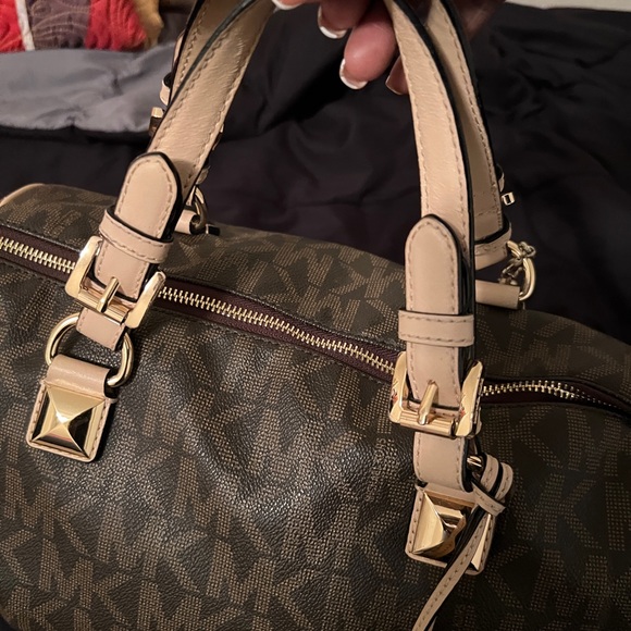 I love this bag but I never carry it and it’s so spacious - Picture 3 of 3